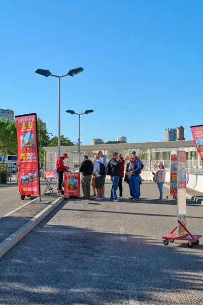 Marsilya. Fransa - 21 Ekim 2024: Bu fotoğraf, Marsilya 'daki turizm otobüsüne bilet almak için kuyrukta bekleyen insanları çekiyor, arka planda bilet standının reklamları açıkça görülüyor.