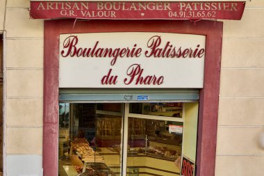 Marsilya. Fransa - 29 Ekim 2024: Marsilya 'daki Boulangerie P tisserie du Pharo' nun büyüleyici cephesi, sıcak atmosferi ve zengin kültür mirasının altını çiziyor.