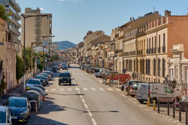 Marsilya. Fransa - 30 Ekim 2024: Bu görüntü, Fransa 'nın Marsilya kentinde güneş ışığıyla yıkanan muhteşem Rue des P Cheurs' u çekiyor. Büyüleyici cadde, şehrin tarihi atmosferini ve canlı yerel yaşamını yansıtıyor. Şehir keşfi için mükemmel..