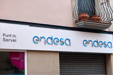 Viladecanlar. İspanya - 11 Kasım 2024: Endesa hizmet noktası tabelasına yakın çekim, şirketin logosu ve modern tasarımı sergileniyor. İş ve enerji sektörü görselleri için mükemmel.