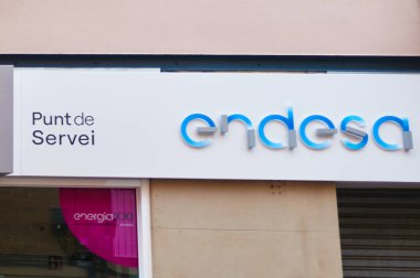 Viladecanlar. İspanya - 11 Kasım 2024: Endesa hizmet noktasının modern tabelalı dış görünümü, şirketin logosu ve markası yer alıyor. Şirket kimliği ve müşteri hizmetleri konumlarını resmetmek için ideal.
