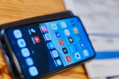 Viladecanlar. İspanya - Kasım 08.2024: Sosyal medya ve kullanım uygulamaları ekranda görünen bir akıllı telefonun yakın çekimi. Teknoloji ve dijital iletişim temaları için mükemmel.