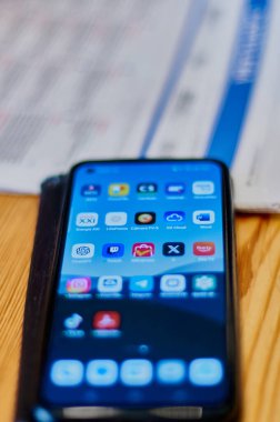 Viladecanlar. İspanya - Kasım 08.2024: Instagram, TikTok ve diğer hizmetler gibi çeşitli popüler uygulamaları gösteren bir cep telefonu ekranının resmi. Teknoloji ve akıllı telefon kullanımı için ideal.