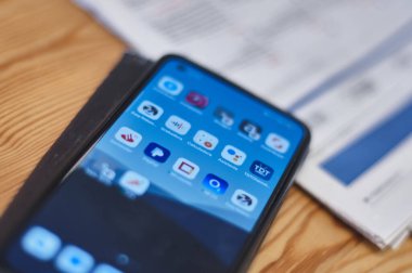 Viladecanlar. İspanya - Kasım 08.2024: Bu fotoğraf, gündelik hayatta mobil teknolojinin önemini gösteren çeşitli uygulamaları net bir şekilde gösteren şık bir akıllı telefonu çekiyor. Teknoloji ve yaşam tarzı temaları için uygun.