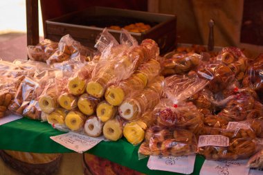Açık plastik ambalajda çeşitli yeni pişmiş çöreklerin sergilendiği, farklı türde ve tatların sergilendiği bir market, tatlı bir ikram için mükemmel..
