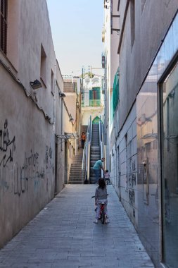 Montcada i Reixac. İspanya - 13 Kasım 2024: Moncada y Reixach, Katalunya 'daki pitoresk Cal Marxant merdivenleri. Bölge, özenle sürdürülen adımları ve kentsel manzarasıyla zamansız bir cazibe yayıyor..