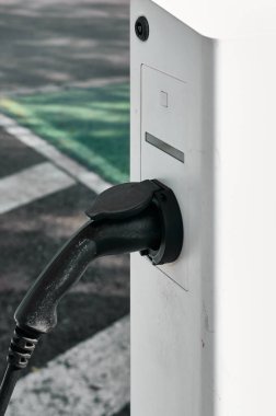 Edge elektrikli araç şarj istasyonu, çevre dostu taşımacılığa geçişi destekleyen altyapıyı vurguluyor. İstasyonun parlak tasarımı sürdürülebilir teknolojideki gelişmeleri yansıtıyor..