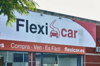 Viladecanlar. İspanya - 14 Kasım 2024 Bold Flexi Car markasının otomotiv piyasasında görünürlüğünü ve varlığını vurgulayan bir bayiliğin girişindeki tabela. Tabela berrak ve modern tasarımıyla göze çarpıyor..