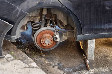 Bu görüntü bir tekerin çalındığını gösteriyor. Araç hırsızlıktan bir blok ötede duruyor. Araç hırsızlığının ve araba sahipleri üzerindeki etkisinin altını çiziyor..