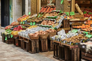 Viladecanlar. İspanya - 15 Kasım 2024: Bol meyve sergilenen bir pazar tezgahı, canlı ve çeşitli seçimleriyle müşterileri cezbediyor. Açık hava düzenlemesi piyasanın dinamik ve davetkar atmosferine katkı sağlıyor..