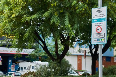 Viladecanlar. İspanya - 16 Kasım 2024: Viladecanlarda düşük emisyon bölgesi işareti. İşaret, kirliliği azaltma, kentin çevresel sürdürülebilirlik ve temiz havaya olan bağlılığını vurgulama amaçlı trafik kısıtlamalarını simgeliyor..