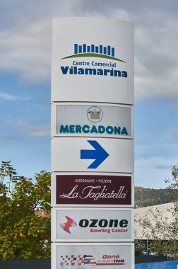 Viladecanlar. İspanya - 18 Kasım 2024: Vilamarina alışveriş merkezinin imzası, bu popüler alışveriş merkezinde çeşitli iş ve mağazaların sergilenmesi. Alışveriş ve ticari temalar için mükemmel.