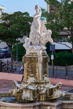 Marsilya. Fransa - 19 Kasım 2024: De la Corderie, Marsilya 'da bulunan Rahip Chevillon' a adanmış tarihi bir anıt. Heykel, ağaçlar ve kentsel mimari ile çevrili bir park ortamında dimdik duruyor..