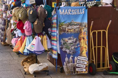 Marsilya. Fransa - 27 Kasım 2024: Marsilya, Fransa 'da renkli şapka, havlu ve hediyelik eşya satan hareketli bir sokak pazarı. Turistler ürünlere göz atıyor, canlı yerel kültürü yakalıyorlar.