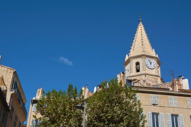 Marsilya. Fransa - 27 Kasım 2024: Fransa 'nın Marsilya kentindeki Notre-Dame-des-Accoules kilisesi, tarihi mimarinin çarpıcı bir örneğidir. Görüntü, şehrin eski kasabasında kurulmuş ebedi güzelliğini ve karmaşık ayrıntılarını yakalıyor..