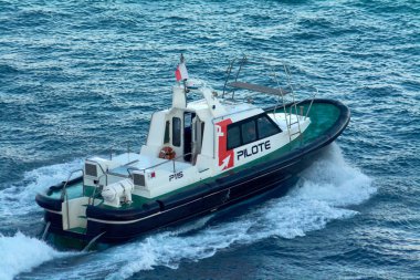 Marsilya. Fransa - 30 Kasım 2024: Pilot botu denizde yelken açıyor, bir uyanış yaratıyor