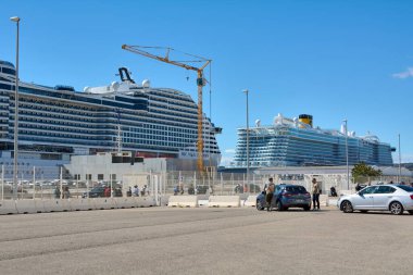 Marsilya. Fransa - 02 Aralık 2024: Modern bir MSC yolcu gemisinin Marsilya 'ya yanaştığı görüldü..