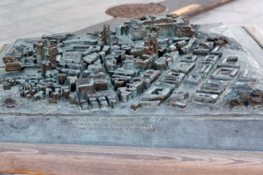 Savona. İtalya - 07 Aralık 2024: Savona, İtalya 'nın sanatsal bronz modeli, şehir binaları ve caddeleri vurguluyor. Eğitim ve turizmle ilgili projeler için mükemmel.