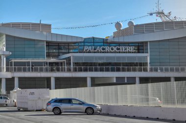 Savona. İtalya - 07 Aralık 2024: İtalya 'nın Savona limanındaki Palacrociere gemi terminali. Sahil turizmi ve deniz bağlantılarını sergilemek için mükemmel..