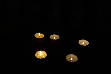 Mumlar karanlıkta parlıyor, sükunet ve huzur hissi uyandırıyor. Yansıtıcı anları ya da manevi bağlantıları temsil etmek için ideal bir resim.