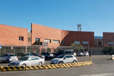 Civitavecchia. İtalya - 19 Aralık 2024: Civitavecchia, İtalya 'daki polis karakolu, açık mavi gökyüzü altında birden fazla arabası olan büyük bir otopark. Kavram: Kentsel kanun uygulama tesisi.