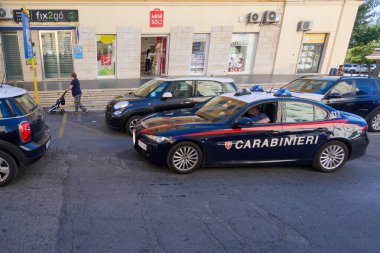 Civitavecchia. İtalya - 23 Aralık 2024: İtalyan jandarma polis arabası Civitavecchia, İtalya 'da merkez bir caddede, yerel dükkanların önünden geçiyor, kentsel gözetim ve kamu güvenliğini gösteriyor