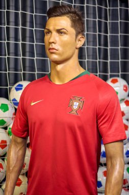 Madrid, İspanya - 16 Ocak 2025: Portekiz milli takımı forması giyen Cristiano Ronaldo 'nun detaylı balmumu figürü, ikonik varlığını sergiliyor. Kavram: Futbol efsanesi.