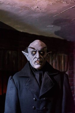 Madrid mi? İspanya - 16 Ocak 2025: Madrid Balmumu Müzesi 'nde Nosferatu heykeli korkunç bir poz verdi. Klasik korku filmi karakterlerini ve ürpertici çekimleri sergilemek için mükemmel..