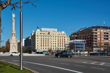 Madrid mi? İspanya - 16 Ocak 2025: Madrid Plaza de Col 'daki Christopher Columbus Anıtı. Sahne, arka plandaki Gran Meli F Nix otelini içeriyor. Madrid.
