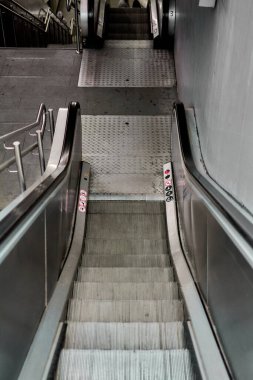 Çelik ve beton maddelerin vurgulandığı toplu taşıma ortamında modern bir yürüyen merdiven manzarası