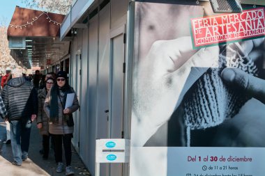 Madrid mi? İspanya - 19 Ocak 2024: Madrid 'de açık hava tezgahları ve kuyrukta bekleyen büyük bir kalabalık var. Adil detaylarla pankart.