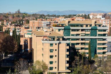 Madrid mi? İspanya - 19 Ocak 2025: Madrid 'in modern binaları ve dağ zeminli yerleşim alanının manzarası. Gayrimenkul ve şehir yaşam tarzı temaları için harika.