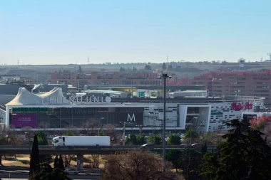 Madrid, İspanya - 19 Ocak 2025: MERCADONA, PRIMARK, YELMO CINES, Media Markt ve M gibi tanınmış mağazalar.