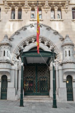 Madrid mi? İspanya - 19 Ocak 2025: Madrid 'deki İspanyol askeri karargahı ulusal bayrak ve süslü giriş.