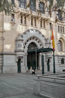 Madrid mi? İspanya - 19 Ocak 2025: Madrid 'de ulusal bayrağı bulunan İspanyol askeri karargahı. Süslü detayları olan tarihi mimari. Vatanseverlik, tarih ve mimari temalar için ideal.