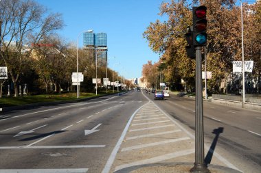 Madrid mi? İspanya - 20 Ocak 2025: Madrid 'de boş bir şehir caddesi, arka planda ağaçlar ve trafik ışıkları olan, huzurlu ve temiz bir ortam gösteren.