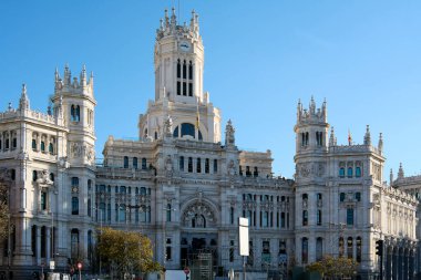 Madrid mi? İspanya - 20 Ocak 2025: Muhteşem neoklasik tasarımı ile Madrid Belediye Binası, açık mavi gökyüzüne karşı gururla duruyor..