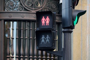 Madrid, İspanya - 20 Ocak 2025: LGBTQ hakları. Madrid 'de yaya trafik ışıklarına yakın çekim, kırmızı ışık ve eşitliği temsil eden iki kadın..