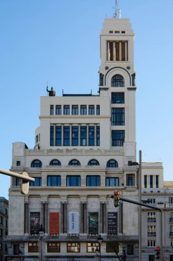 Madrid, İspanya - 20 Ocak 2025: Madrid Circulo de Bellas Artes Max Ernst ve Salvador Dal sergilerinin posterleri ve oradan geçen mavi bir otobüs.
