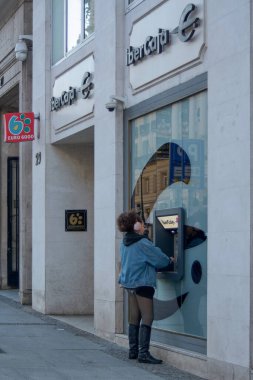 Madrid, İspanya - 20 Ocak 2025: Madrid 'deki Ibercaja banka şubesi, büyük camlı, belirgin bir logo ve bir ATM. Bir müşteri ATM 'yi şehir bankacılığının kolaylığını ve erişilebilirliğini yansıtmak için kullanır