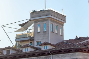 Madrid mi? İspanya - 21 Ocak 2025: Madrid, İspanya 'daki çağdaş bir binanın çatısında canlı bir LGBTQ bayrağı dalgalanmakta, açık bir gökyüzü altında, kentin çeşitlilik ve kapsamaya verdiği desteği gözler önüne sermektedir..