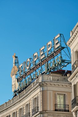 Madrid, İspanya - 22 Ocak 2025: Madrid 'de Puerta del Sol' da Tio Pepe posteri, bir şişe, bir şapka ve bir gitarın yanında marka logosu.