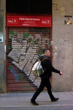 Madrid, İspanya - 23 Ocak 2025: Madrid 'de sokak sahnesi Madrid Centro' daki PSOE ofisinin grafiti kaplı panjurlarını ve yaya geçişlerini gösteriyor.