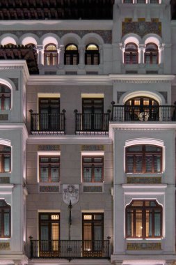 Madrid mi? İspanya - 24 Ocak 2025: Madrid 'de Katalonya Oteli' nin aydınlatılması, tarihi mimarinin kemerleri, balkonları ve şık tasarımı sergilenmesi. Konsept: mimari zarafet