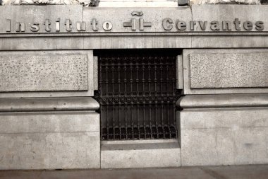 Madrid, İspanya - 24 Ocak 2025: Madrid, İspanya 'daki Cervantes Enstitüsü duvarı. Kültürel, tarihi ve eğitici projeler için ideal. Duvar geceleri dilin özünü somutlaştırıyor..