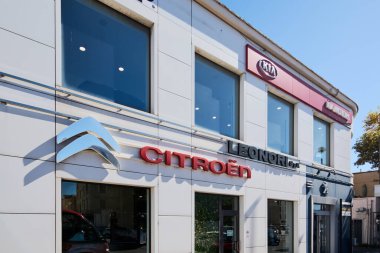 Civitavecchia. İtalya - 26 Ocak 2025: Civitavecchia, İtalya 'da Honda, Fiat, Jeep, Citroen ve Peugeot gibi büyük otomobil markalarının logolarının yer aldığı bir otomobil hizmet merkezinin dış görünümü. Otomotiv endüstrisi görselleri için ideal.
