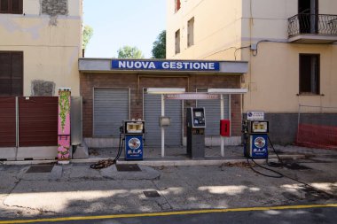 Civitavecchia. İtalya - 26 Ocak 2025: Civitavecchia, İtalya 'da kapalı bir benzin istasyonu. Özellikleri klasik yakıt pompaları ve tabelası NUOVA GESTIone ve MAXI SCONTO SERVTO.