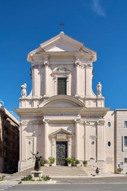 Civitavecchia. İtalya - 26 Ocak 2025: Civitavecchia, İtalya 'daki San Francesco Katedrali' nin tarihi dini mekanı, muhteşem neoklasik mimarisi ve hareketli sokak manzarası.