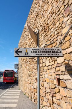 Civitavecchia. İtalya - 02 Şubat 2025: Roma Rıhtımı 'ndaki Guardia di Finanza donanma lojistik üssünü gösteren tabela. Resim resmi işareti açık metin ve sembollerle gösterir.