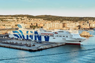 Civitavecchia, İtalya - 2 Şubat 2025: İtalyan limanında deniz ticareti ve lojistik faaliyetlerini gösteren kargo kamyonları ve nakliye konteynerleriyle dolu bir feribot terminali. Konsept: ulaşım, lojistik, ticaret.